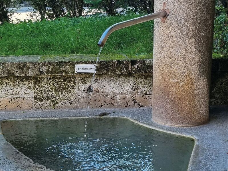 Brunnen mit frischem Trinkwasser in Dettingen, im Versorgungsgebiet der Ermstal Energie